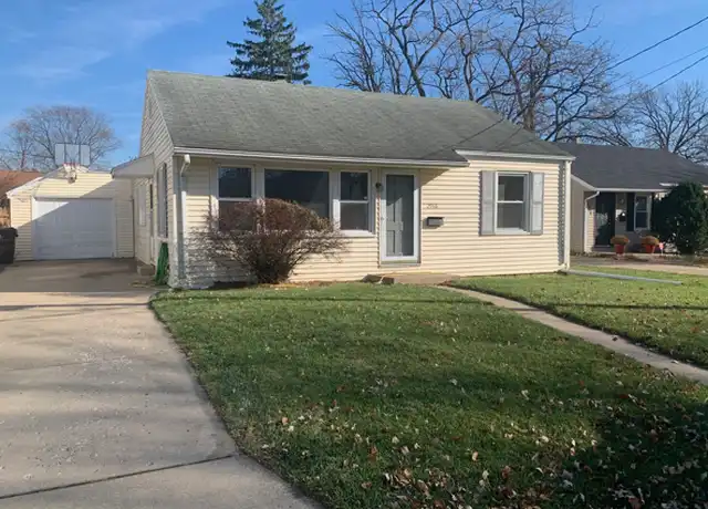 Property at 2916 N Saint Philomena Ct, Peoria, IL, 61604, 3 beds, 2 baths, [object Object]