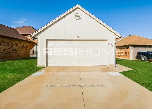 Property at 809 NE 17th Ct, Moore, OK, 73160, 3 beds, 2 baths, [object Object]