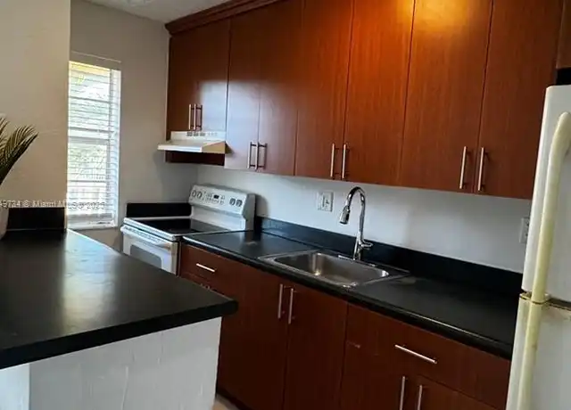 Property at 4081 N Dixie Hwy #20, Oakland Park, FL, 33334, 1 bed, 1 bath, [object Object]
