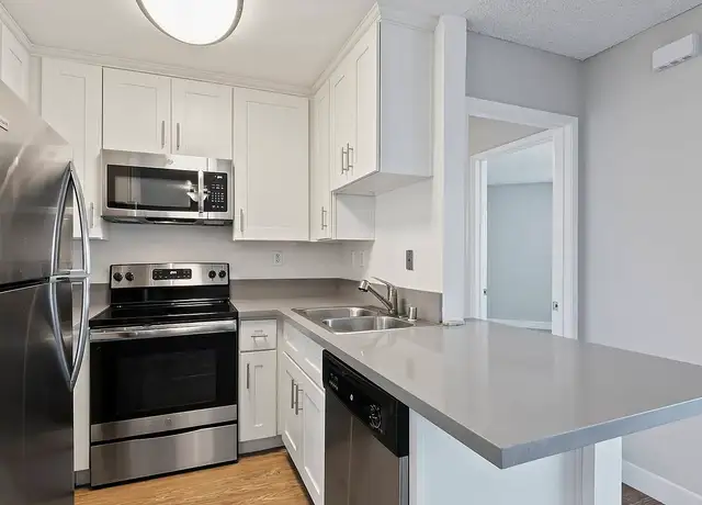 Photo of 700 N W Knoll Dr, West Hollywood, CA 90069