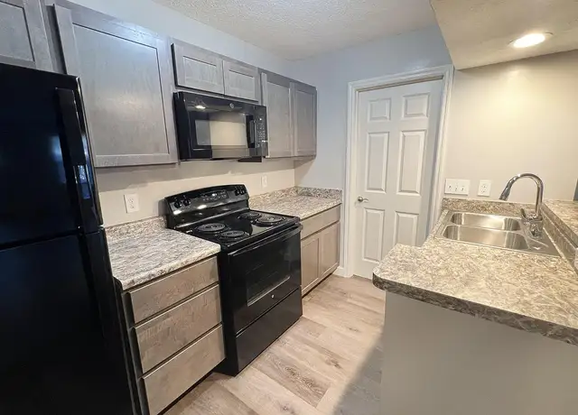 Photo of 1000 Clubhouse Dr, Dayton, OH 45449