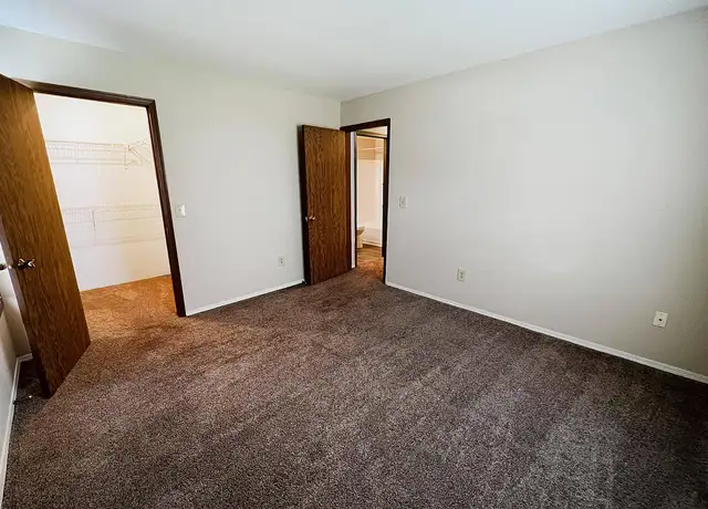 Photo of 1000 Clubhouse Dr, Dayton, OH 45449