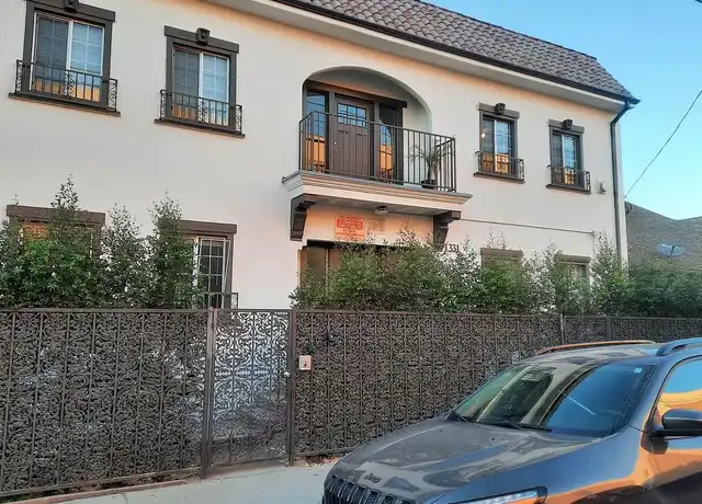 Property at Super Nice Upper Front*Spacious Single*Hwfls*Bright*Ac*Electric Included With Rent*Walk In Closet... - 1331 Albany St, Los Angeles, CA, 90015, 0 beds, 1 bath, [object Object]
