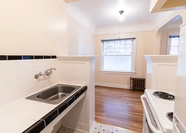 Property at Charmain Apartments - 805 SW Vista Ave, Portland, OR, 97205, 1 bed, 1 bath, [object Object]