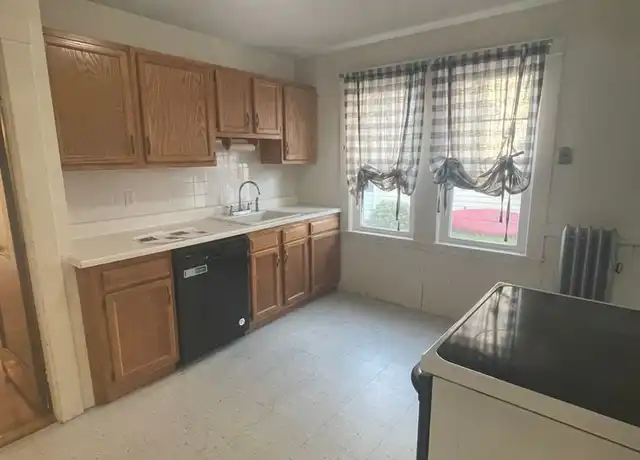 Property at 16 Templeton Pkwy Unit 1, Watertown, MA, 02472, 2 beds, 1 bath, [object Object]