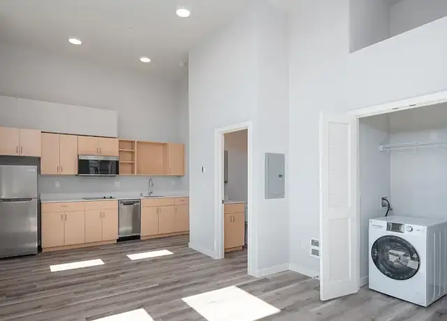 Photo of 802 NE 43rd St, Seattle, WA 98105