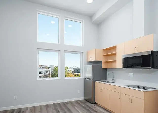 Photo of 802 NE 43rd St, Seattle, WA 98105