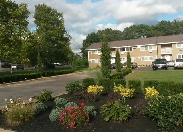 Property at 1721 N Gardiner Dr, Bay Shore, NY, 11706, 2 beds, 1 bath, [object Object]