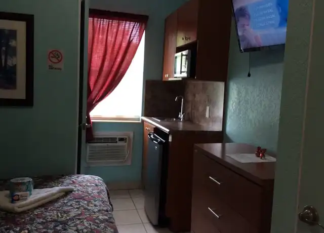 Property at 100 E 17th St, Hialeah, FL, 33010, 1 bed, 1 bath, [object Object]