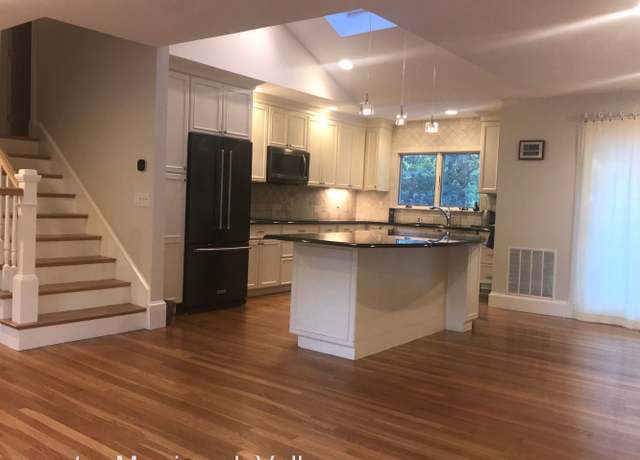 Photo of 123 Lincoln Pkwy, Lowell, MA 01851