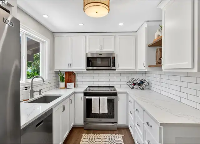 Property at 1411 SW Dewitt St #3, Portland, OR, 97239, 2 beds, 1 bath, [object Object]