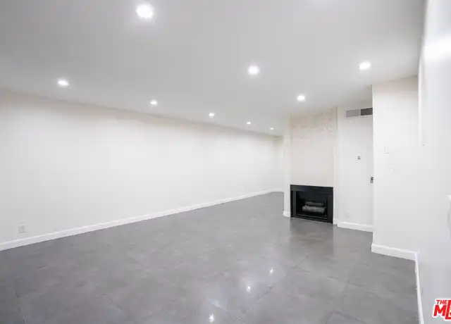 Property at 9702 Via Roma, Burbank, CA, 91504, 2 beds, 3 baths, [object Object]