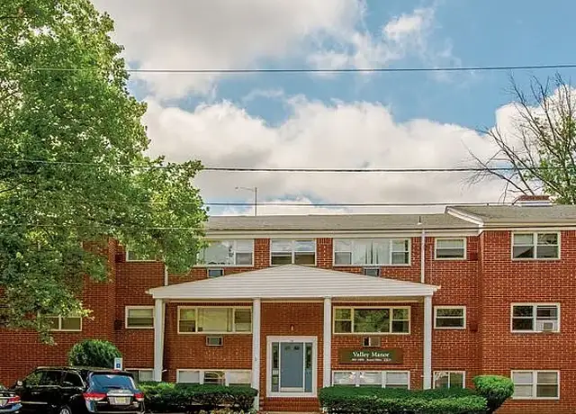 Photo of 131 Marina Dr, Edison, NJ 08817
