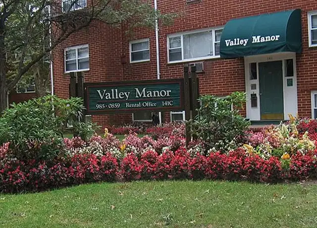 Photo of 131 Marina Dr, Edison, NJ 08817