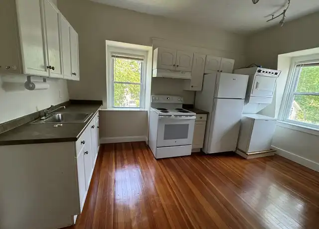 Property at 26 Ayrault St Unit 3, Newport, RI, 02840, 3 beds, 1 bath, [object Object]