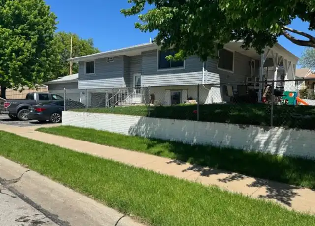 Property at 3500 N 10th St, Lincoln, NE, 68521, 5 beds, 2 baths, [object Object]
