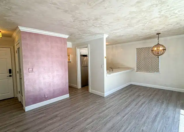Property at 4724 Belleview Ave Unit 4724-2, Kansas City, MO, 64112, 1 bed, 1 bath, [object Object]