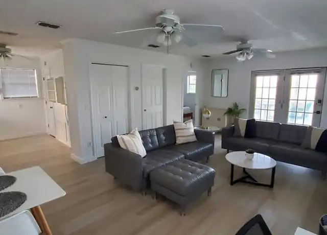 Property at 117 W Davis St, Port Isabel, TX, 78578, 1 bed, 1 bath, [object Object]