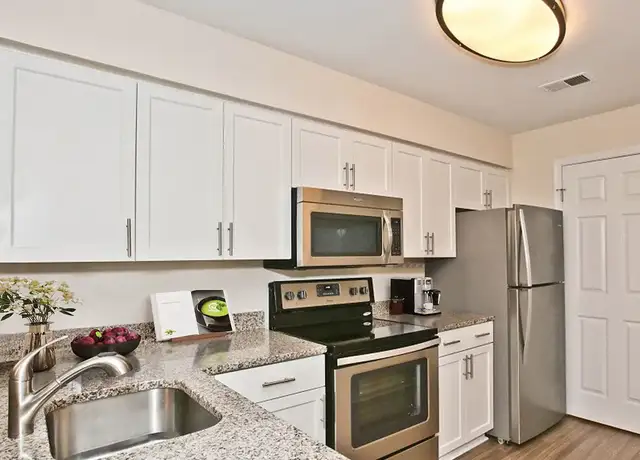 Photo of 7816 Rolling View Ln, Springfield, VA 22153