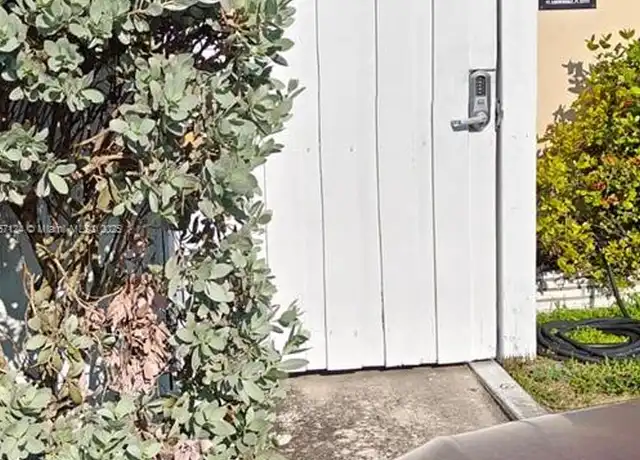 Property at 1021 NE 17th Ave Unit 4, Fort Lauderdale, FL, 33304, 2 beds, 1 bath, [object Object]