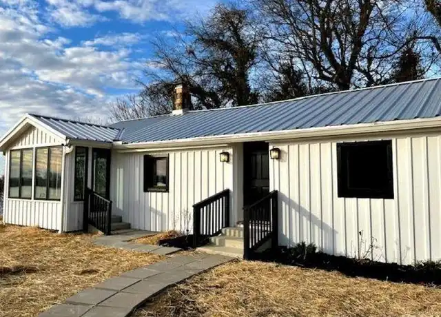 Property at 607 W Water St, Newburgh, IN, 47630, 1 bed, 1 bath, [object Object]