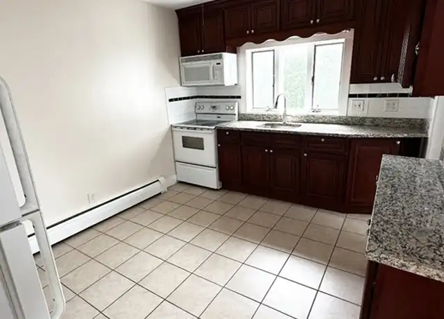 Property at 18 Boston St Unit Right Side, Middleton, MA, 01949, 3 beds, 1 bath, [object Object]
