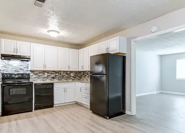 Photo of 1076 S Main St NE, Conyers, GA 30012