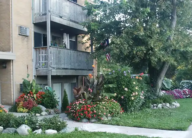 Property at South Reo Apartments - 2920 S Washington Ave, Lansing, MI, 48910, 1 bed, 1 bath, [object Object]