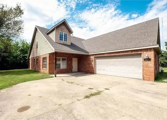 Property at 1834 W Creekmore Dr, Fayetteville, AR, 72703, 4 beds, 3 baths, [object Object]