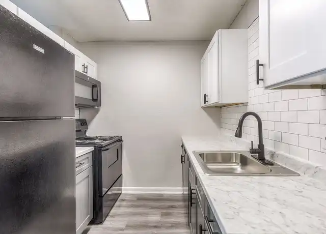 Property at Crossings at Midtown - 5555 E 47th Pl, Tulsa, OK, 74135, 1 bed, 1 bath, [object Object]