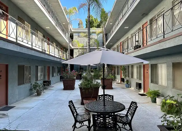 Property at 136 - Beachwood Plaza - 2200 N Beachwood Dr, Los Angeles, CA, 90068, 1 bed, 1 bath, [object Object]