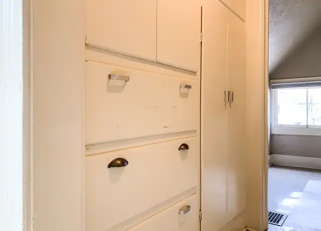Property at 721 Cushing St Unit 3, South Bend, IN, 46616, 1 bed, 1 bath, [object Object]