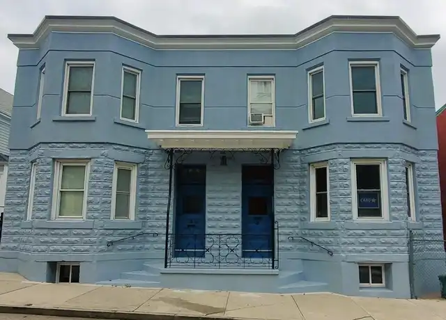 Property at 3 Bull St Unit 1R, Newport, RI, 02840, 3 beds, 1 bath, [object Object]