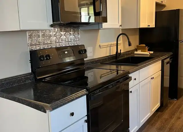Property at 1402 E Commercial St, Springfield, MO, 65803, 2 beds, 1 bath, [object Object]