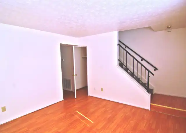 Property at 1900 Aaron Dr Unit 1960-F, Middletown, OH, 45044, 3 beds, 1.5 baths, [object Object]