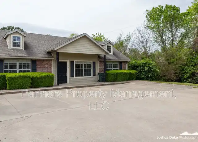 Property at 1174 W Hendrix St, Fayetteville, AR, 72703, 4 beds, 2 baths, [object Object]