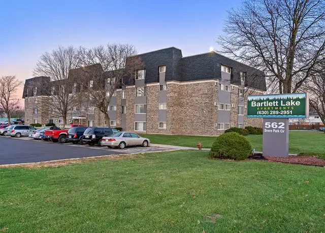 Photo of 562 Deere Park Cir, Bartlett, IL 60103