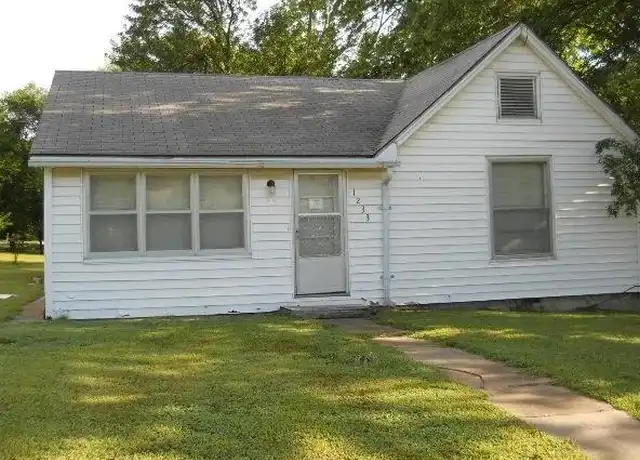 Property at 1233 E Walnut St, Nevada, MO, 64772, 2 beds, 1 bath, [object Object]