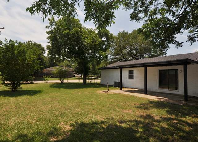 Photo of 305 Live Oak Dr, Mansfield, TX 76063