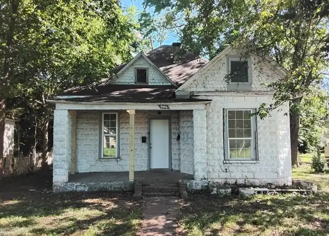 Property at 946 W Poplar St, Springfield, MO, 65802, 2 beds, 1 bath, [object Object]