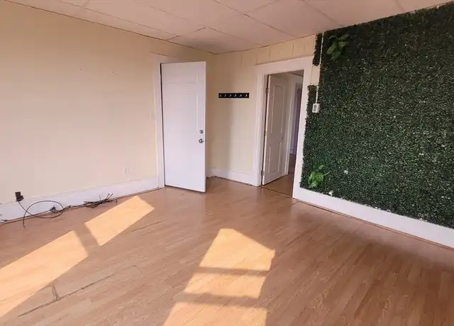 Property at 24 Everard St Unit 3rd, Worcester, MA, 01605, 2 beds, 1 bath, [object Object]