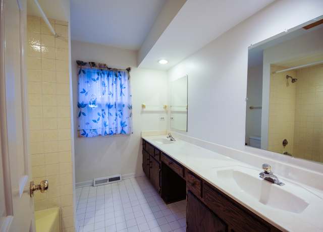 Photo of 3619 Bernay Dr, Northbrook, IL 60062
