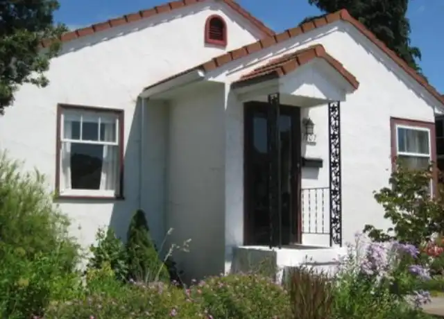 Property at 1107 E 11th St, The Dalles, OR, 97058, 2 beds, 1 bath, [object Object]