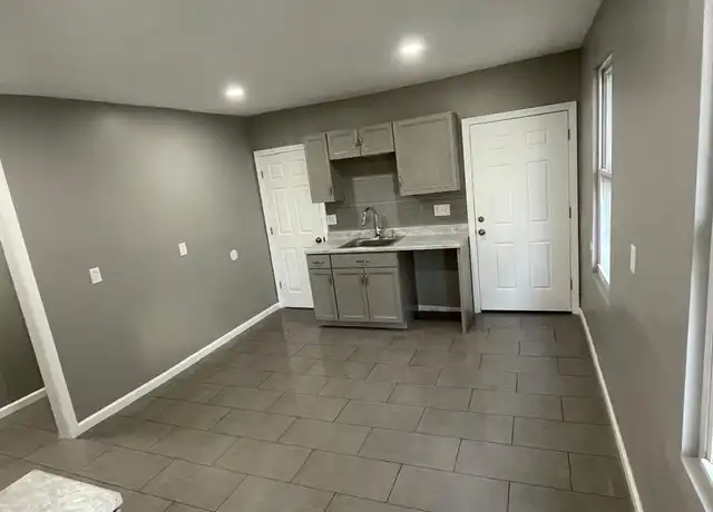 Property at 431 Dixwell Ave Unit 3, New Haven, CT, 06511, 3 beds, 1 bath, [object Object]