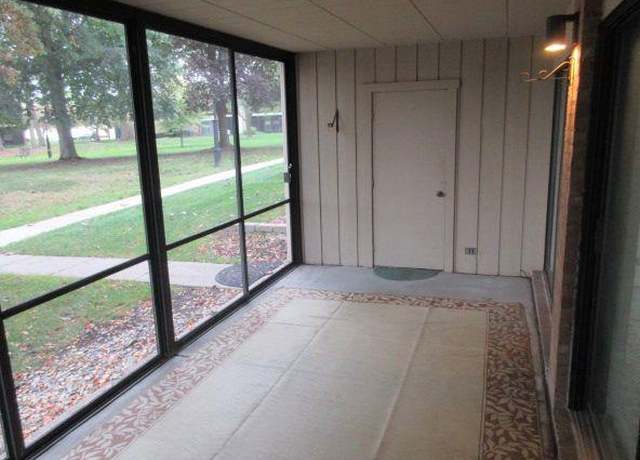 Photo of 18447 University Park Dr, Livonia, MI 48152