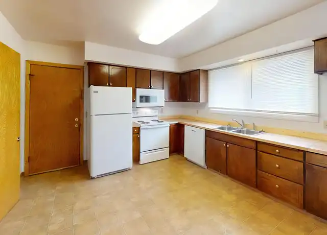 Property at 1429 N 21st St Unit 6, Bismarck, ND, 58501, 2 beds, 1 bath, [object Object]