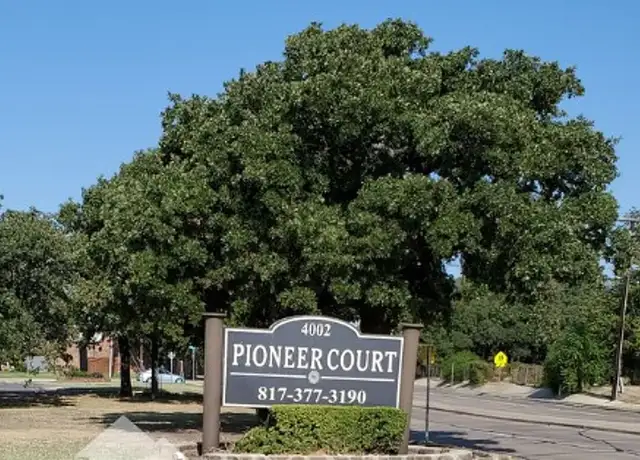 Photo of 4004 W Pioneer Dr, Irving, TX 75061