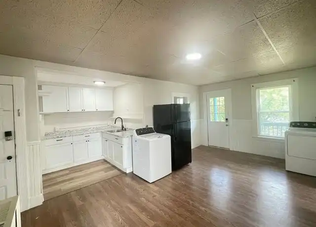 Property at 549 Somerville St, Manchester, NH, 03103, 3 beds, 1 bath, [object Object]