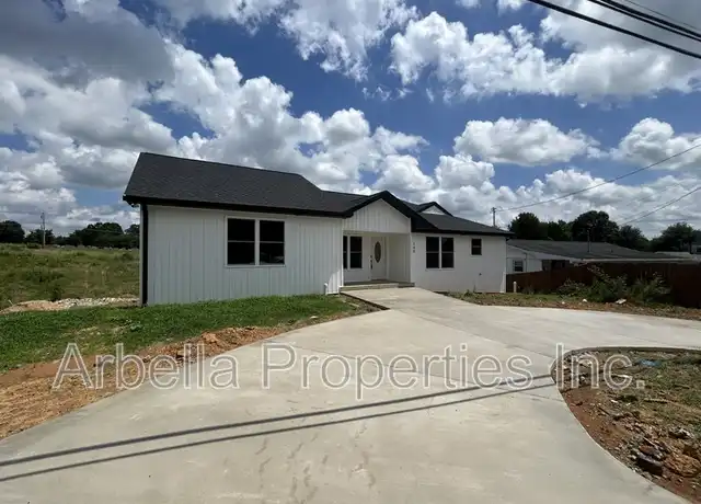 Property at 148 Mary St, Johnson City, TN, 37615, 4 beds, 2 baths, [object Object]