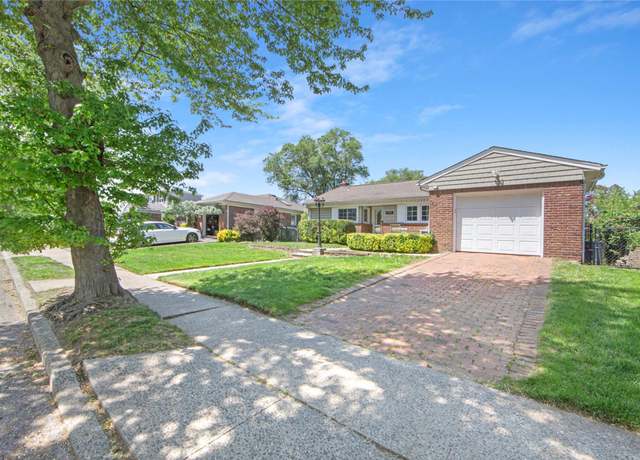 Photo of 1498 Kew Ave, Hewlett, NY 11557
